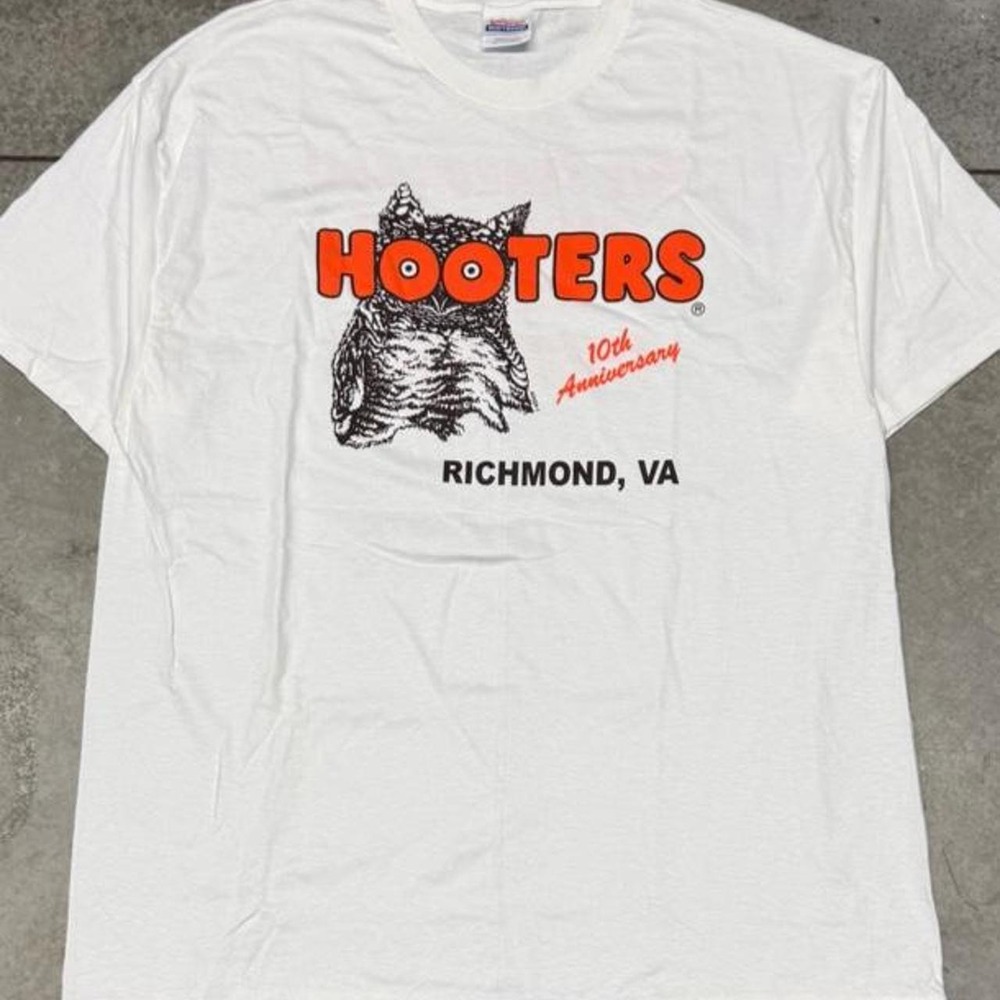 Vintage 90s Hooters Richmond VA white t-shirt with black owl graphic Sz XL